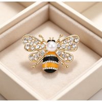 XSB266 - Honey Dripping Bee Brooch